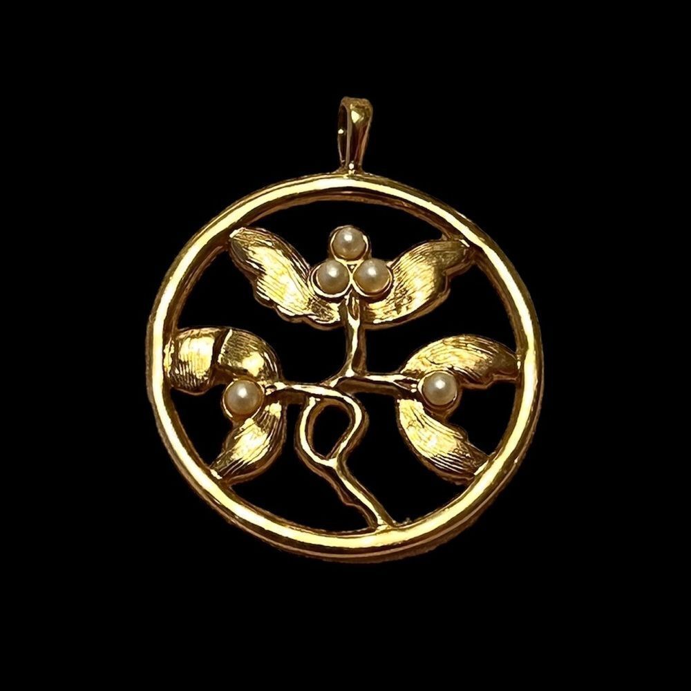 🤯5/$25🤯 Vintage Flower Pearl Gold Tone Pendant